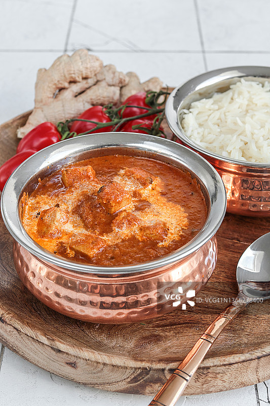 铜碗盛装的黄油芝士玛沙拉配米饭图片素材