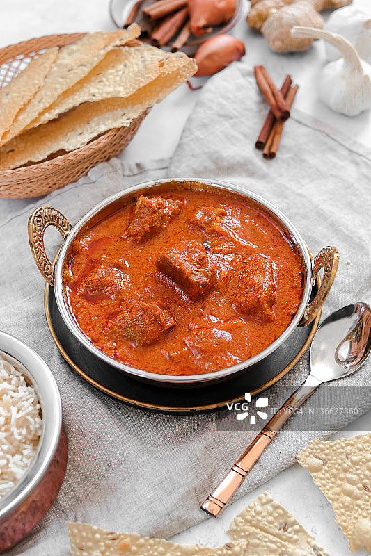 印度羊肉Rogan Josh咖喱，配薄饼和米饭，斋月开斋节美食图片素材