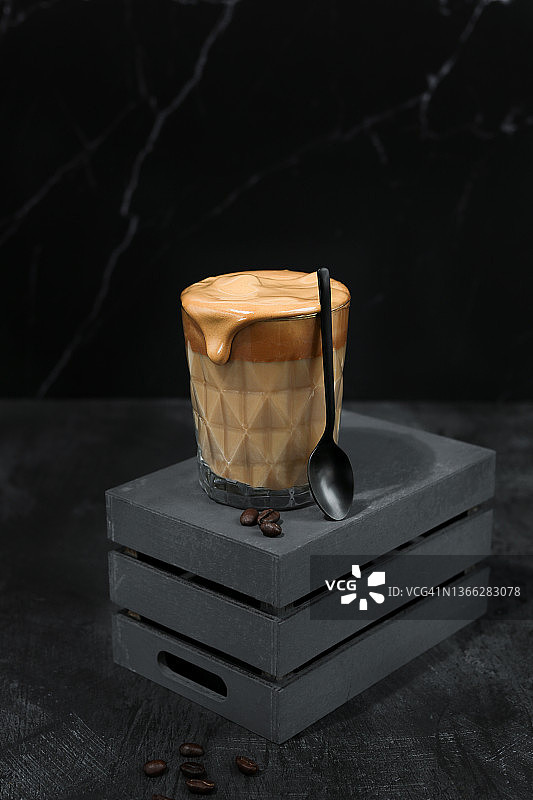 奶油焦糖咖啡拿铁与搅打浓缩咖啡奶油图片素材