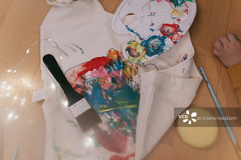 父母和孩子一起绘画图片素材