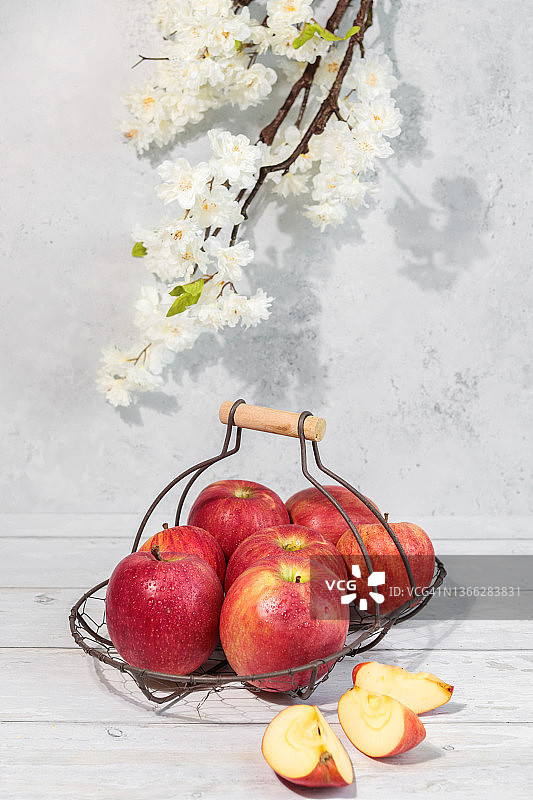 明亮乡村厨房里的新鲜红苹果图片素材