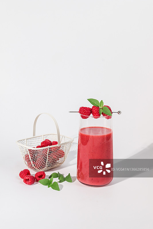 覆盆子薄荷健康红色水果冰沙饮品图片素材
