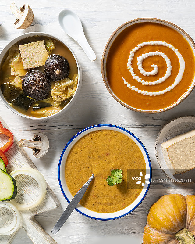 味噌汤等多种纯素食谱汤碗组合图片素材