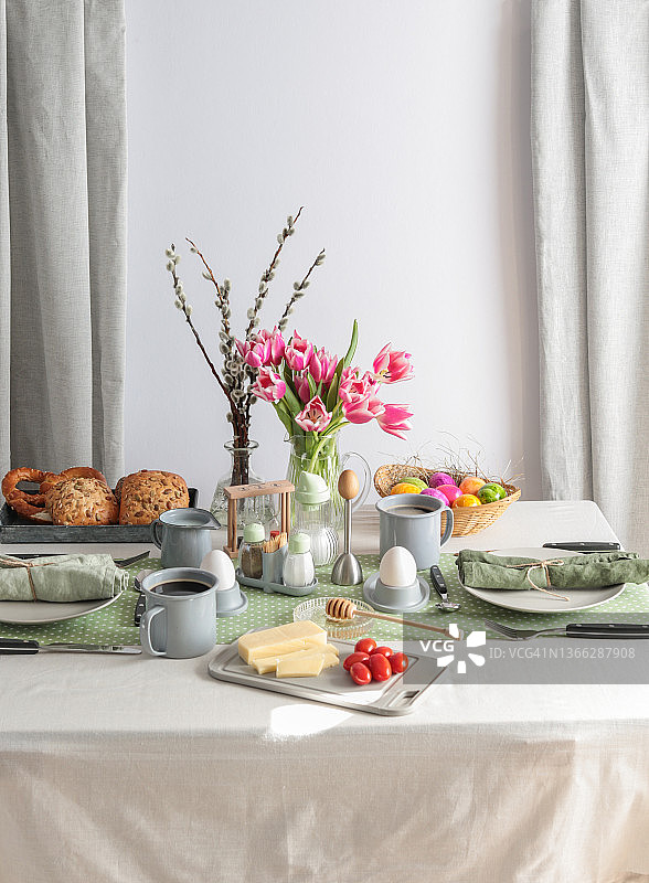 德国的周日早餐：鸡蛋、咖啡、黄油和面包图片素材