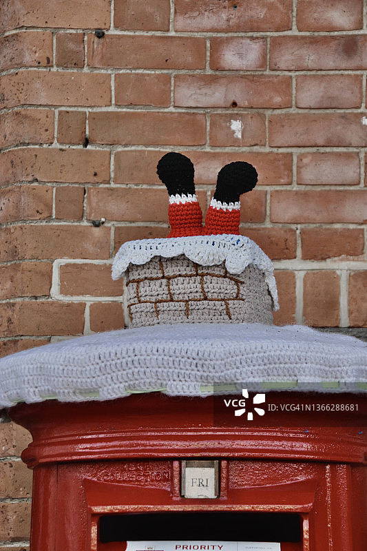 当圣诞老人被困在烟囱里时图片素材