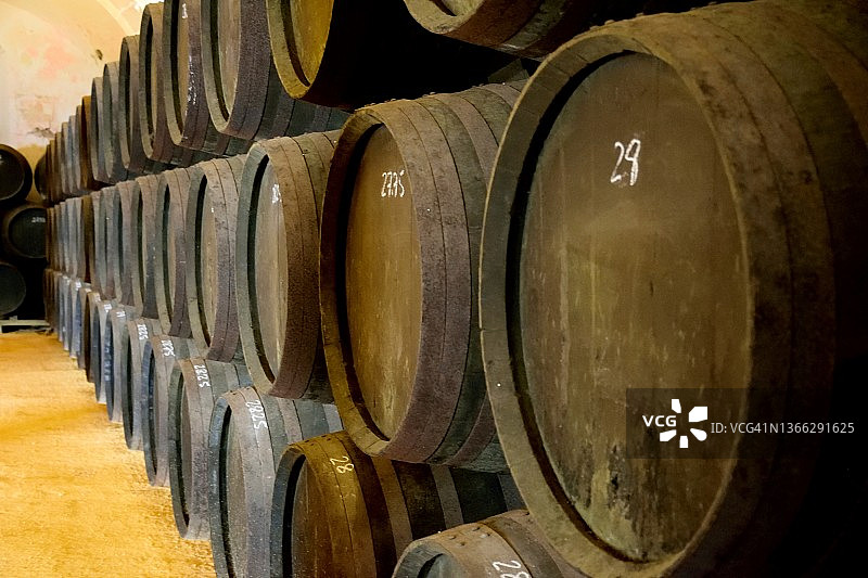 酒窖里的雪莉酒桶图片素材