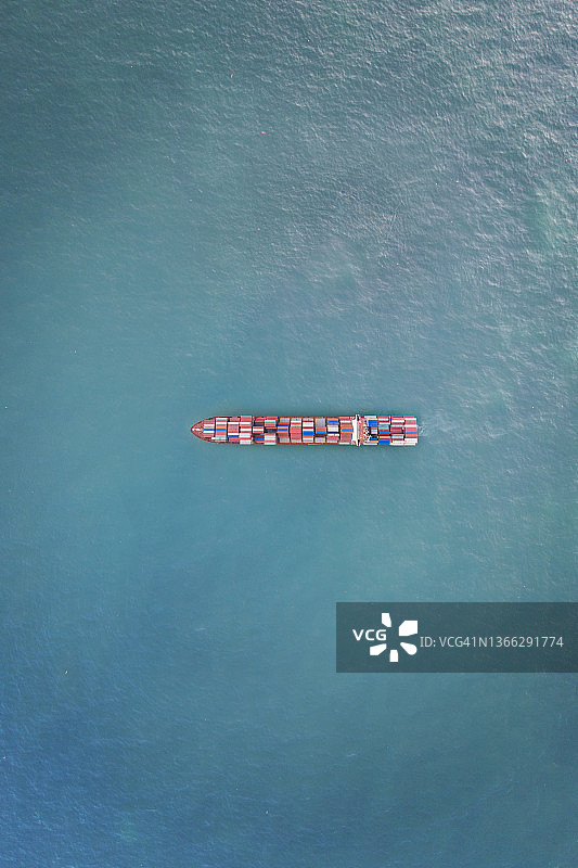 海洋中的货轮图片素材