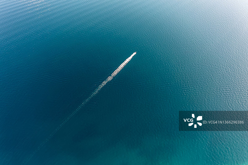 海中央的船只尾迹图片素材