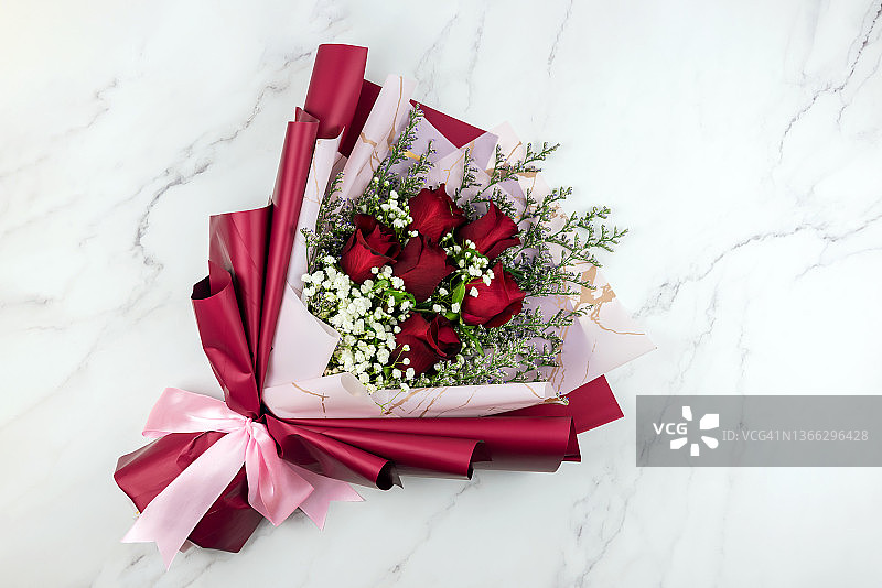 大理石纹背景上的红玫瑰花束图片素材