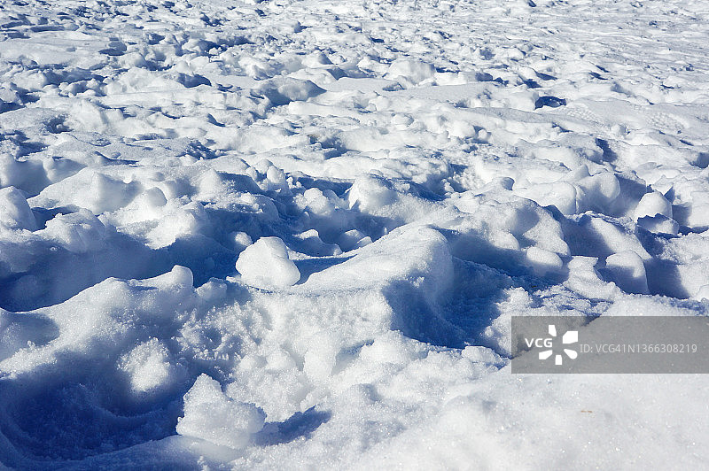 高山上阳光下厚厚的积雪景色图片素材