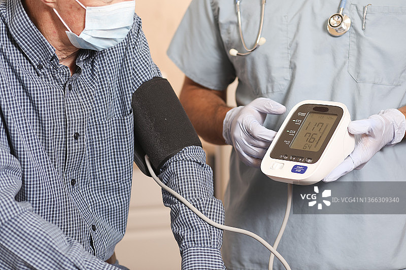 新冠疫情：拉丁裔医生与老年患者戴口罩图片素材