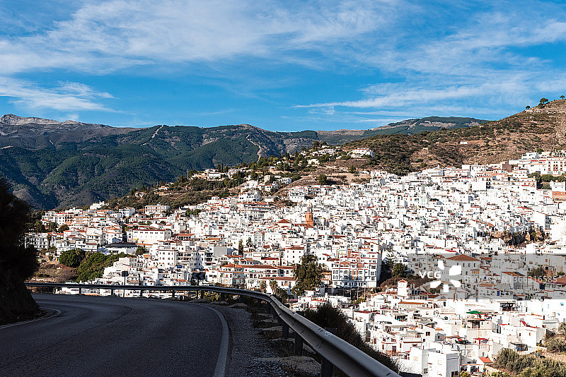 道路与孔佩塔安达卢西亚村庄全景图片素材