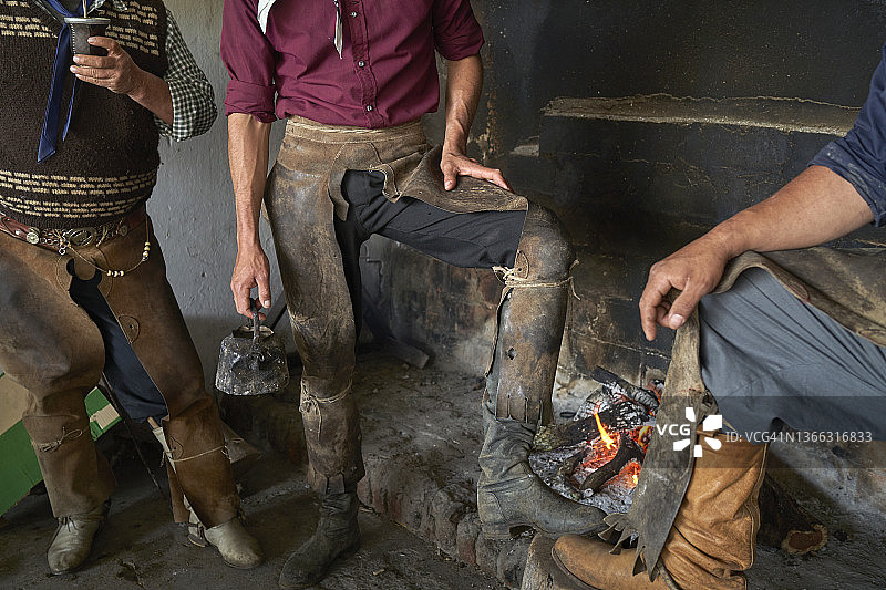 准备并饮用南美传统含咖啡因的马黛茶饮图片素材