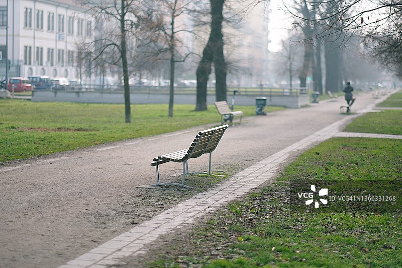 公园长椅大道上的薄雾图片素材