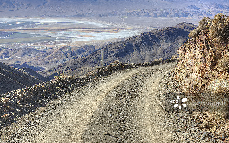 蜿蜒向右的砂石路图片素材