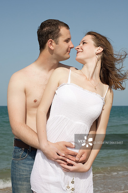 年轻男女在海边图片素材