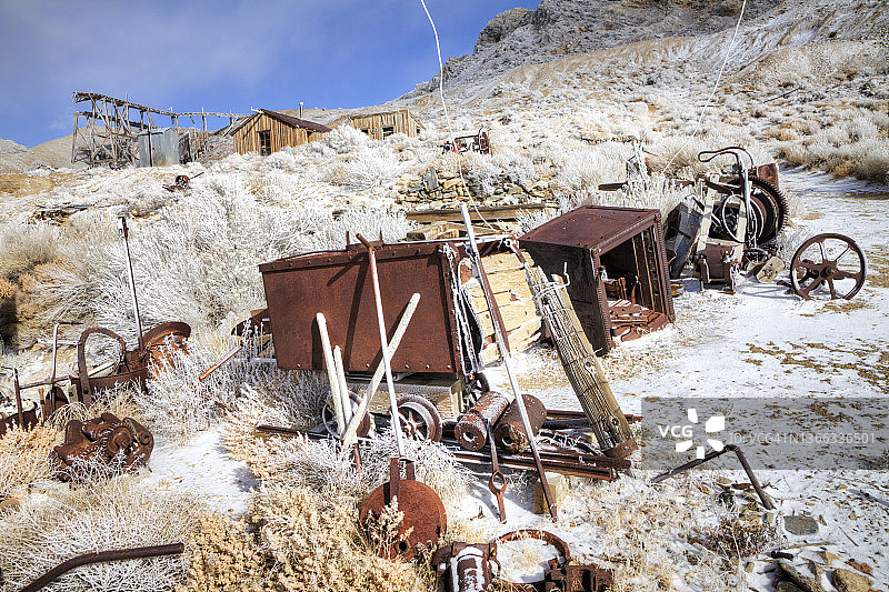 山顶覆盖冰霜的采矿遗迹图片素材