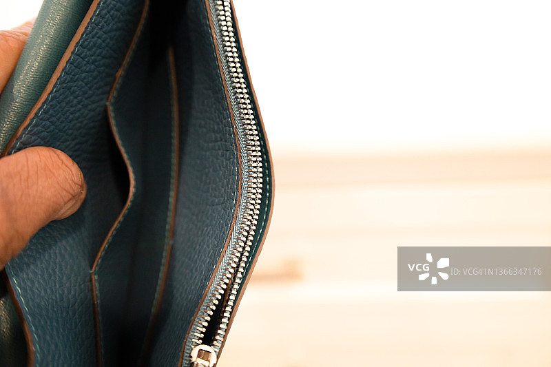 黑人女人查看钱包发现没钱了图片素材