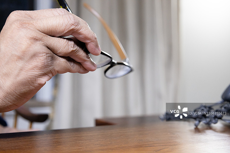 黑人女人准备戴上老花镜在家阅读图片素材
