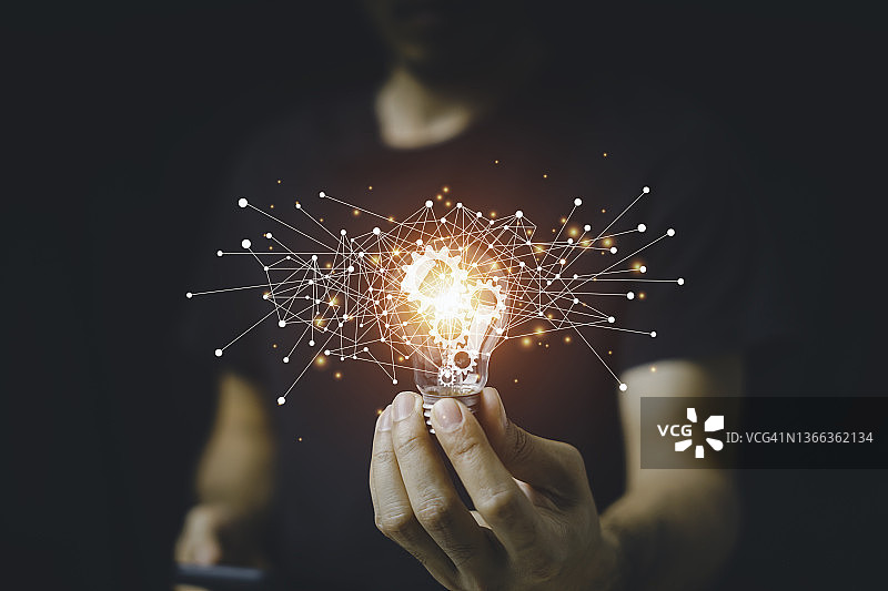 手部触摸灯泡，激发创新灵感图片素材