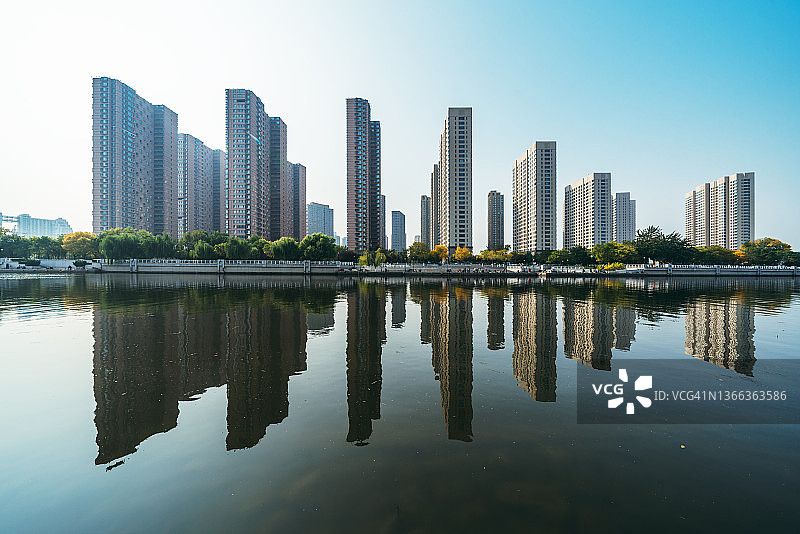 湖面倒影中的住宅楼群图片素材