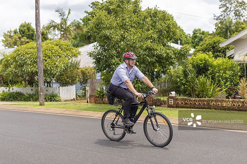 骑自行车上班的中年男人图片素材