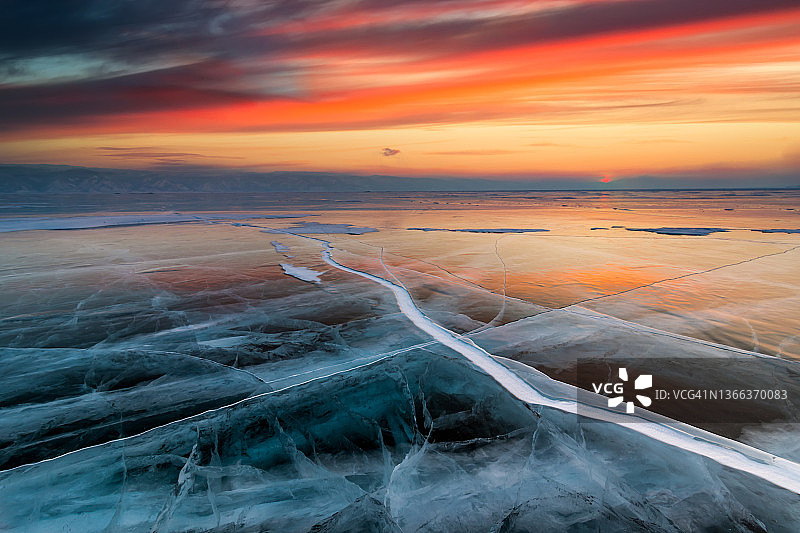冬季贝加尔湖冰裂的图案，俄罗斯西伯利亚图片素材