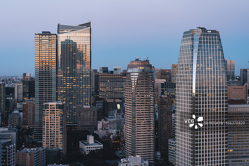从东京塔看到的东京虎之门黄昏时分的天际线图片素材