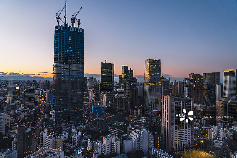 从东京塔看到的东京虎之门黄昏时分的天际线图片素材