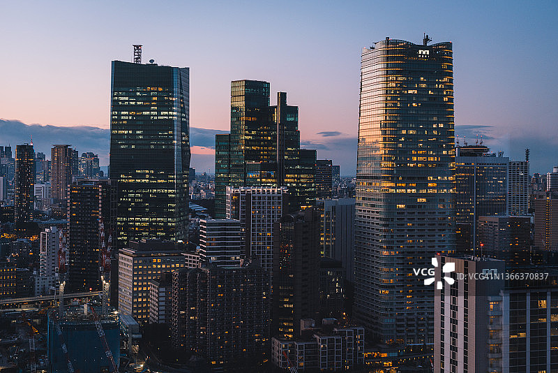 从东京塔看到的东京虎之门黄昏时分的天际线图片素材