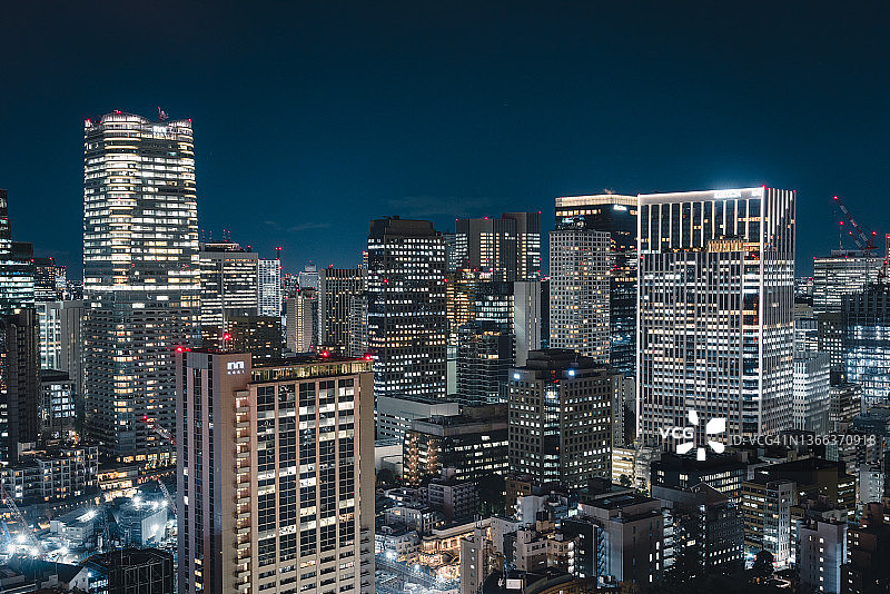 从东京塔看到的东京虎之门夜景图片素材