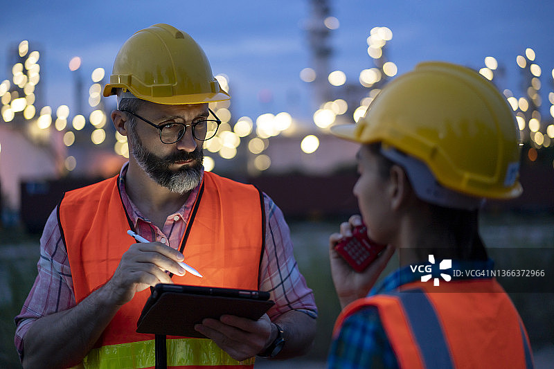 石油工程师合作使用笔记本电脑跟进或跟进生产计划。图片素材