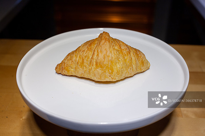 白色盘子里的牛角面包图片素材