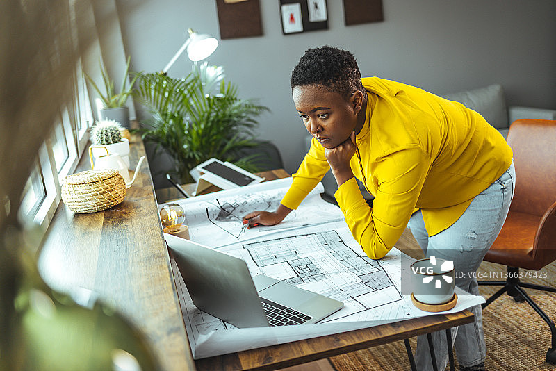 在家工作的女建筑师图片素材