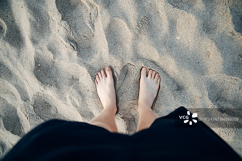 男子站在沙滩上的下半身视角图片素材