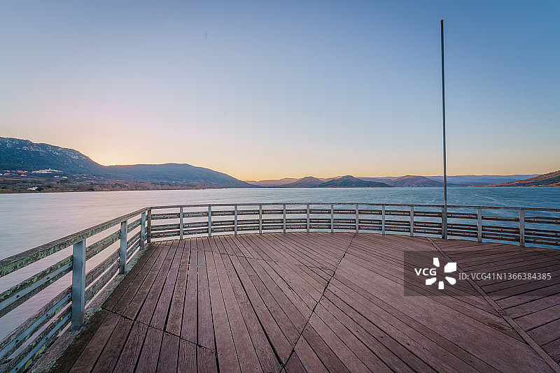 法国萨拉古湖日落时分的湖边空甲板走道背景图片素材