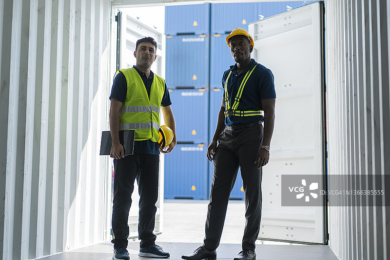 码头工人检查集装箱货物图片素材