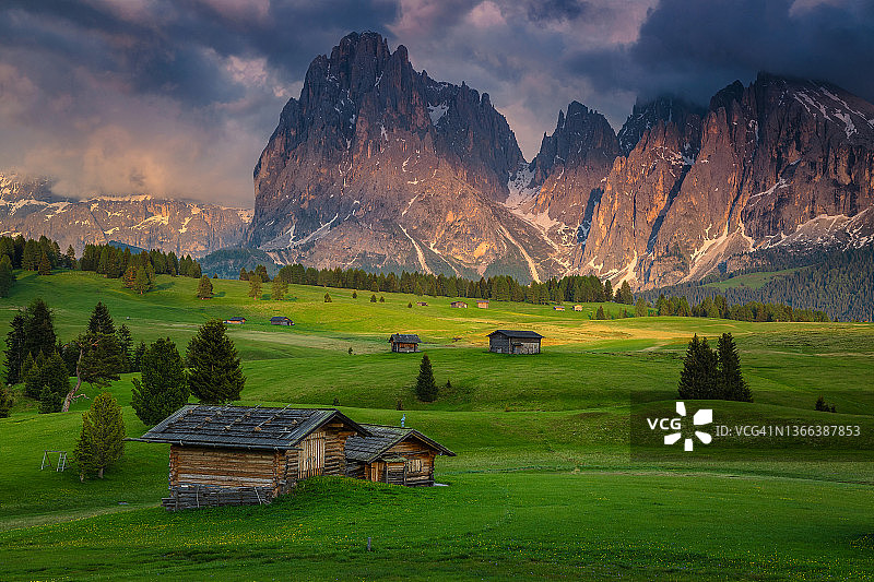 多洛米蒂山脉的春季高山景观和木制小屋图片素材