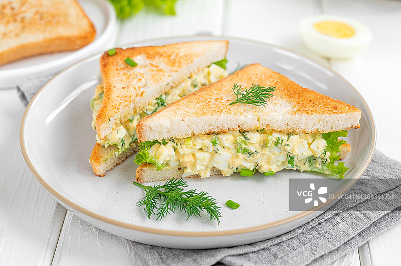 鸡蛋沙拉三明治，白色木质背景图片素材