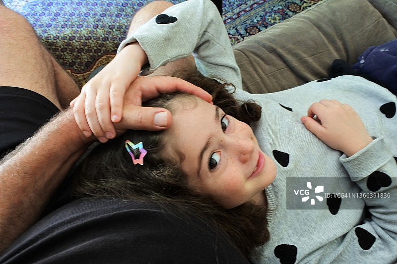 父亲爱抚着看着他的小女儿图片素材