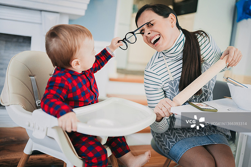 幸福的家庭在厨房里，母亲和孩子烘烤饼干图片素材