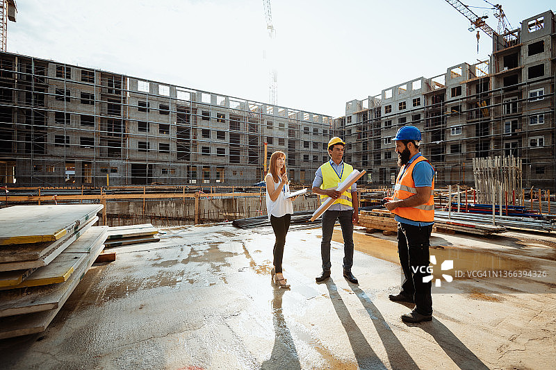 建筑工地上的工程师全身像图片素材