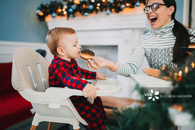 男宝宝吃甜甜圈图片素材