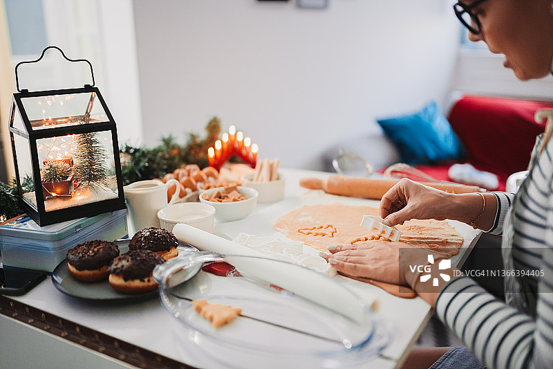 女人准备姜饼图片素材