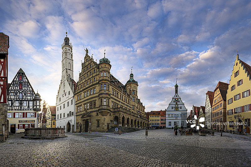 德国巴伐利亚罗滕堡的集市广场、市政厅和Ratstrinkstube建筑图片素材