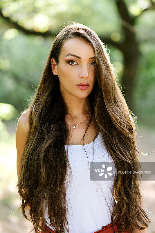 户外年轻女子肖像图片素材