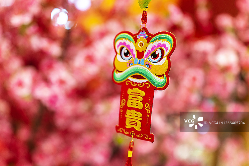 桃树上装有礼金的红包图片素材