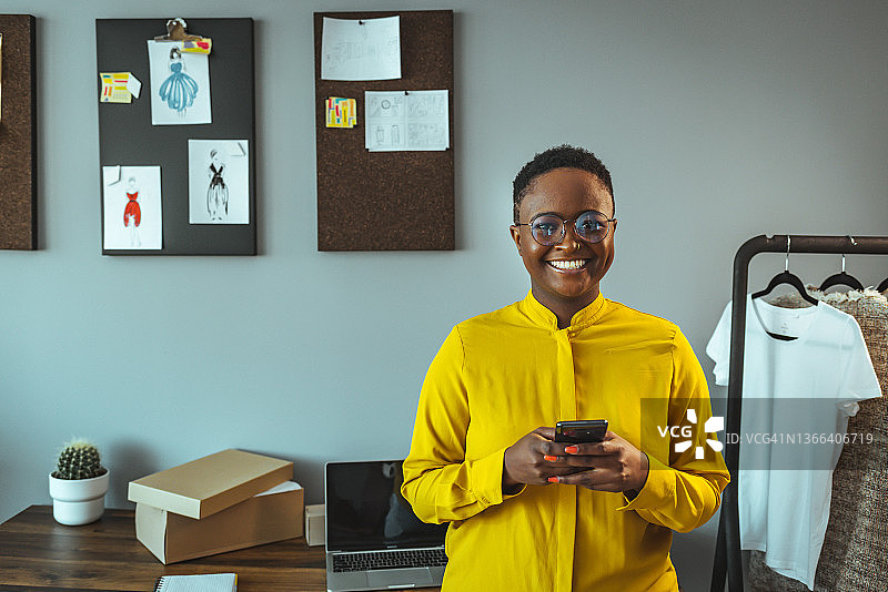 戴眼镜的年轻女子肖像图片素材