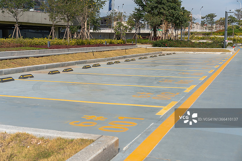 室外空旷的停车位图片素材