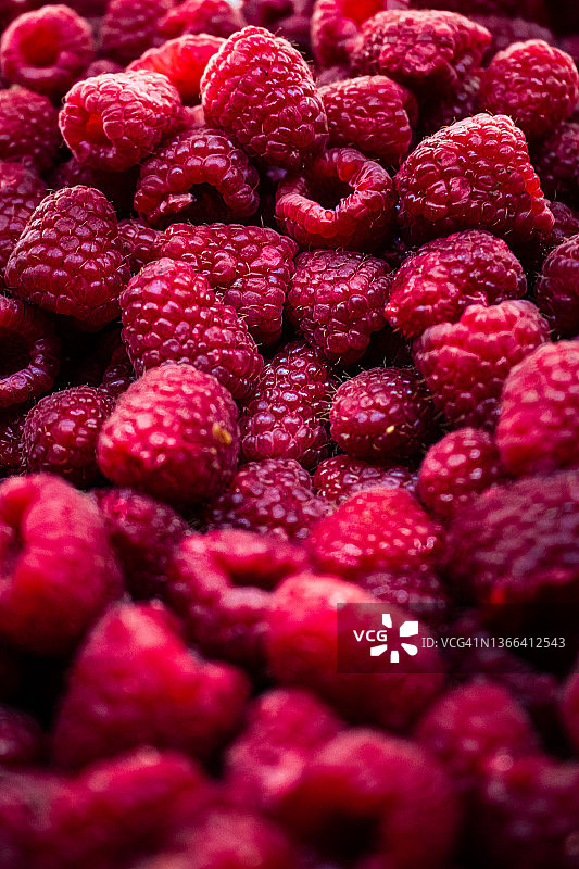 市场上的一束新鲜覆盆子图片素材